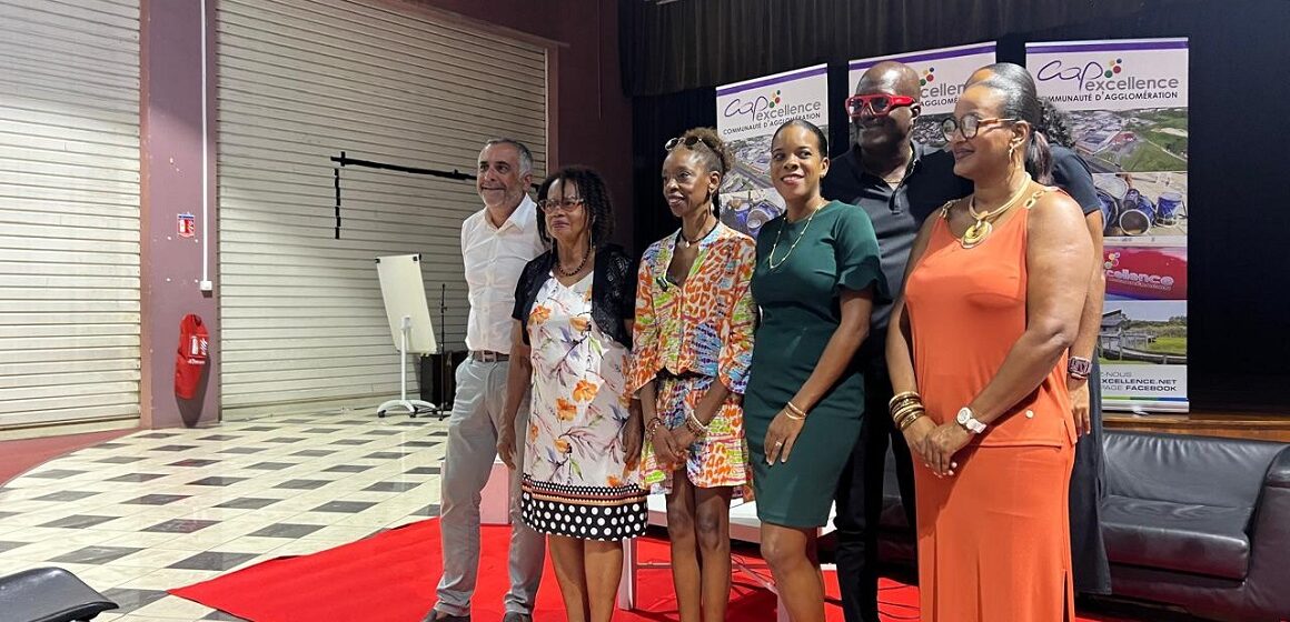 Jocelyne Daril directrice des affaires culturelles de Cap excellence (au centre), Francesca Faithful élue à la culture (à gauche), le 21 novembre après la conférence de presse de présentation de la programmation du festival Îlo jazz qui se tiendra du 30 novembre au 7 décembre. Photo : Le Courrier de Guadeloupe