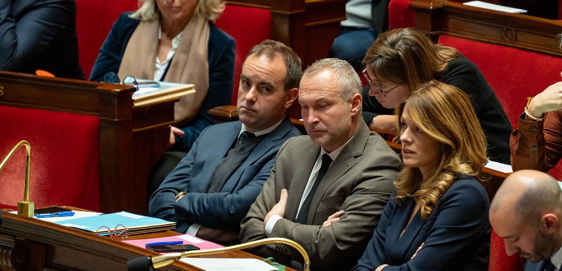 Le Premier ministre Sébastien Lecornu et sa ministre des Comptes publics Amélie de Montchalin qui lui parle à l’oreille lors de la séance des questions au gouvernement dans l'hémicycle de l'Assemblée nationale, le 12 novembre 2025. Photo : Arnaud Vilette / Sipa