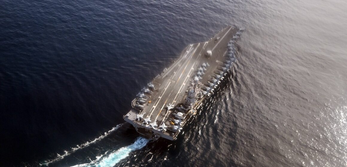 Le plus grand porte-avions américain, l'USS Gerald R. Ford, ici photographié le 24 septembre 2025 à l'exercice "Neptune Strike 25" avec des destroyers en mer du Nord au large du Danemark. Photo : Federico Gambarini/dpa Photo: Federico Gambarini/dpa