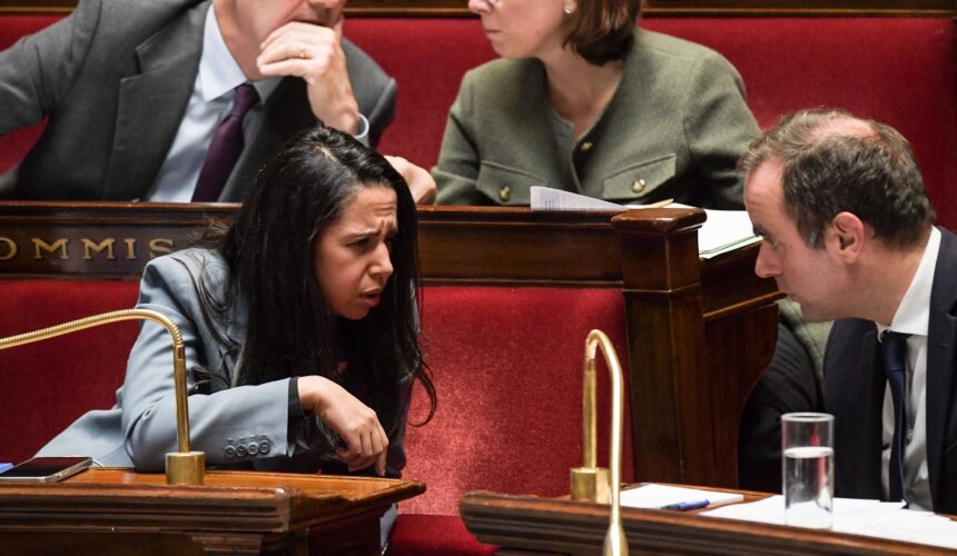 Naima Moutchou (ministre des Outre-mer) et Sébastien Lecornu (Premier ministre) à l’Assemblée nationale lors de la déclaration de politique générale de Sébastien Lecornu le 14 octobre 2025. Photo : Isa Harsin / Sipa