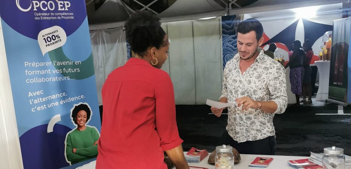 16 novembre 2022, le financeur de formation « Opco Entreprises de proximité » tient un stand au Village de la Route du Rhum pour promouvoir l'alternance et la formation professionnelle auprès des jeunes, des parents et des entreprises. Photo : Opco des Entreprises de Proximité
