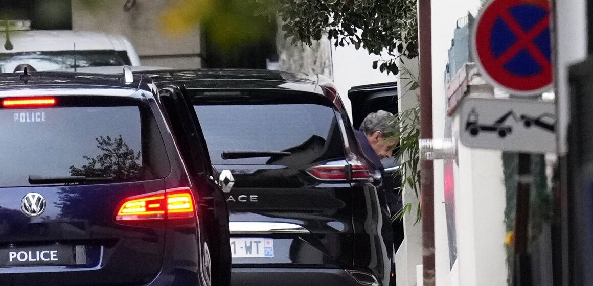L'ancien président de la République Nicolas Sarkozy quitte sa voiture en arrivant à son domicile après sa libération de prison, lundi 10 novembre 2025 à Paris. Photo : Christophe Ena / AP / Sipa
