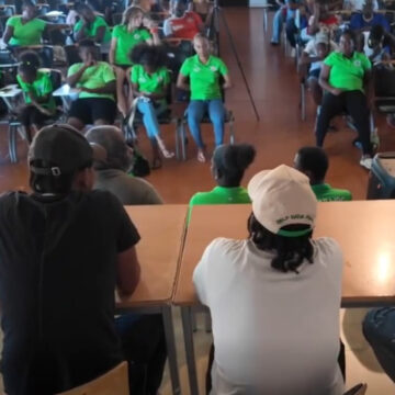 Des collégiens réunis le 25 octobre à la Rotonde des arts de Saint-François pour la première rencontre du cycle Éveil et réussite, dédié à l'inspiration et à la prévention de la délinquance. Photo : Commune de Saint-François