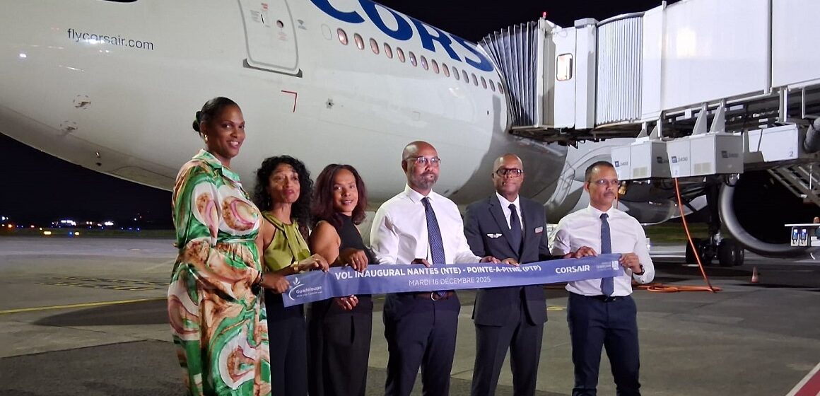 Sur le tarmac de l'aéroport de Guadeloupe, les officiels célèbrent l'inauguration du nouveau vol direct Corsair entre Nantes et Pointe-à-Pitre le 16 décembre 2025. Photo : DR