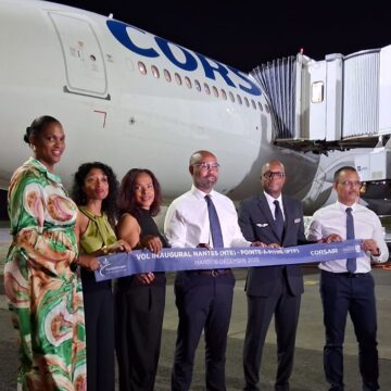Sur le tarmac de l'aéroport de Guadeloupe, les officiels célèbrent l'inauguration du nouveau vol direct Corsair entre Nantes et Pointe-à-Pitre le 16 décembre 2025. Photo : DR