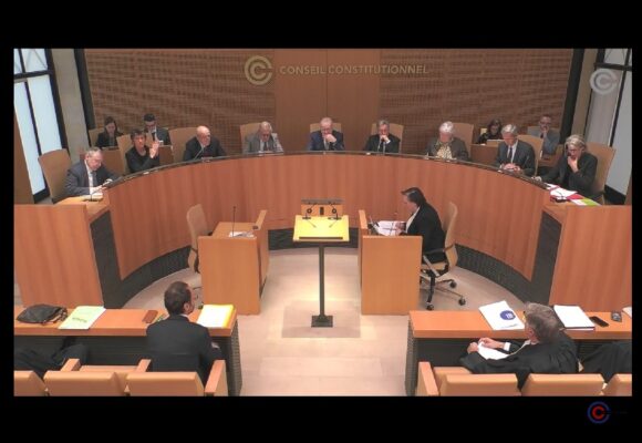 Lors de la séance du 5 décembre 2025, le Conseil constitutionnel examine la question prioritaire de constitutionnalité (QPC) transmise par la Cour de cassation dans le cadre de l’affaire Pancrel, qui a abouti à l'encadrement de l'exécution provisoire des peines d’inéligibilité. Photo: Capture écran Conseil constitutionnel