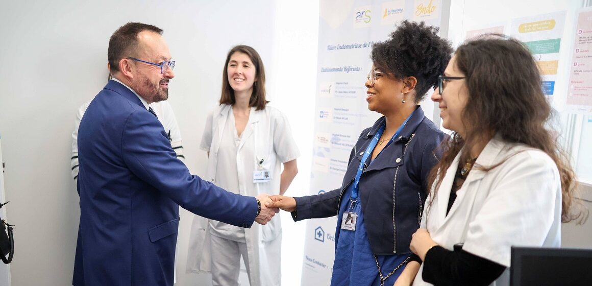 Yannick Neuder, ministre chargé de la Santé et de l'accès aux soins, à l'hôpital Foch pour inaugurer l'Institut de la santé de la femme et de la fertilité. Suresnes, le 10 avril. Photo : Seba / Sipa