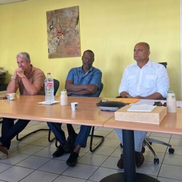 À gauche José Gaddarkhan (président de la Fédération du BTP), 2e en partant de la droite Franck Desalm (président des MPI), lors de la conférence de presse d'alerte sur la taxe carbone européenne (MACF), le 28 novembre à Jarry. Ils dénoncent une « catastrophe annoncée » pour l'économie guadeloupéenne. Photo : Le Courrier de Guadeloupe