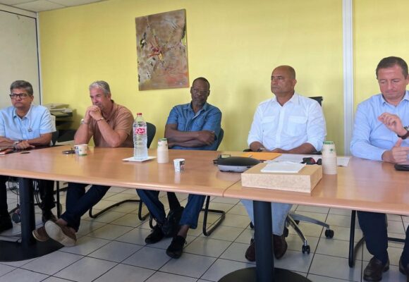 À gauche José Gaddarkhan (président de la Fédération du BTP), 2e en partant de la droite Franck Desalm (président des MPI), lors de la conférence de presse d'alerte sur la taxe carbone européenne (MACF), le 28 novembre à Jarry. Ils dénoncent une « catastrophe annoncée » pour l'économie guadeloupéenne. Photo : Le Courrier de Guadeloupe