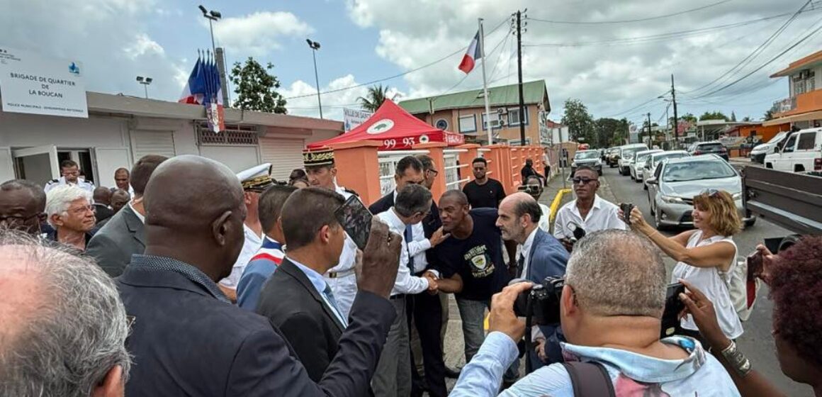 Le ministre de l’Intérieur Bruno Retailleau échange avec un riverain le 30 août lors de l'inauguration de la première brigade de quartier guadeloupéenne, à Sainte-Rose. Photo : Ville de Sainte-Rose 971