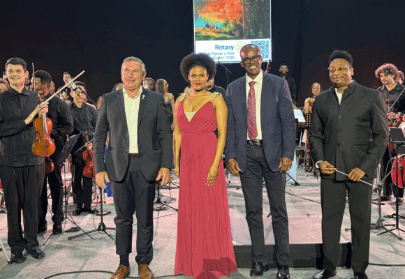 A droite, le directeur du festival Saint-Georges, Marlon Daniel, au centre la mezzo soprano Axelle Saint-Cirel figure montante du chant lyrique d’origine guadeloupéenne.