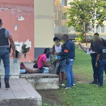 Opération de sécurisation aux abords d'un établissement scolaire à Capesterre Belle-Eau, vendredi 19 décembre 2025. La Police nationale « renforce sa présence » et « dialogue avec les équipes éducatives » pour « garantir la sécurité des élèves, du personnel et des familles en cette période de fin d'année ». Photo : Police nationale de Guadeloupe