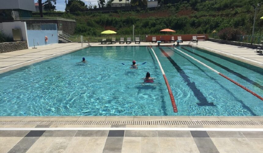 Des baigneurs profitent du bassin du centre thermo-ludique de Ravine Chaude à Lamentin. Photo : Ravine chaude