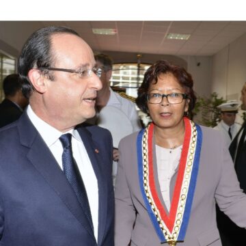 Le 13 décembre 2013, le président de la République François Hollande est accueilli par la maire de Cayenne, Marie-Laure Phinéra, à son arrivée à Cayenne, en Guyane française, où il effectue une visite de deux jours après son déplacement au Brésil. Photo : AP / Henri Griffit / Sipa