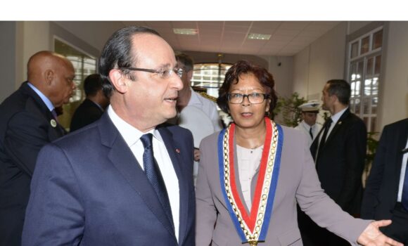 Le 13 décembre 2013, le président de la République François Hollande est accueilli par la maire de Cayenne, Marie-Laure Phinéra, à son arrivée à Cayenne, en Guyane française, où il effectue une visite de deux jours après son déplacement au Brésil. Photo : AP / Henri Griffit / Sipa