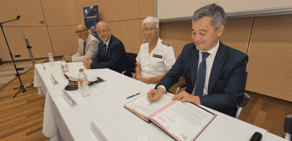 Le ministre de la Justice Gérald Darmanin signe la lettre d'engagement pour la création d'une prépa-Talents à l'École nationale de la magistrature (ENM) à l'université des Antilles, le 8 décembre à Saint-Claude. Une première en Outre-mer pour corriger la sous-représentation des magistrats ultramarins. Photo : DR