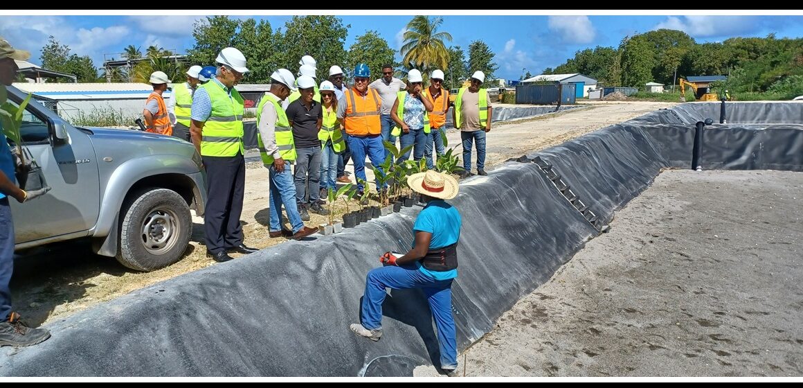 Visite de chantier de la station d'épuration de Folle Anse à Marie-Galante, le 16 janvier. Les travaux de rénovation, d'un montant de 4,5 millions d'euros, doivent être réceptionnés définitivement le 17 février. Photo : Préfecture de Guadeloupe