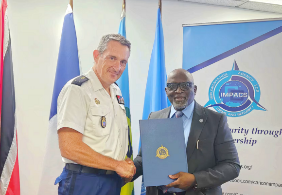 Signature du protocole d'accord entre la Caricom Impacs et la gendarmerie de Guadeloupe. A droite le lieutenant-colonel Michael Jones (directeur exécutif de l'agence caribéenne) et à gauche le général de brigade Christophe Perret (commandant de la gendarmerie en Guadeloupe). Photo : Gendarmerie de Guadeloupe