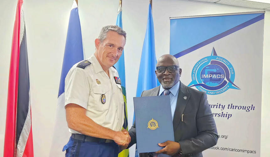 Signature du protocole d'accord entre la Caricom Impacs et la gendarmerie de Guadeloupe. A droite le lieutenant-colonel Michael Jones (directeur exécutif de l'agence caribéenne) et à gauche le général de brigade Christophe Perret (commandant de la gendarmerie en Guadeloupe). Photo : Gendarmerie de Guadeloupe