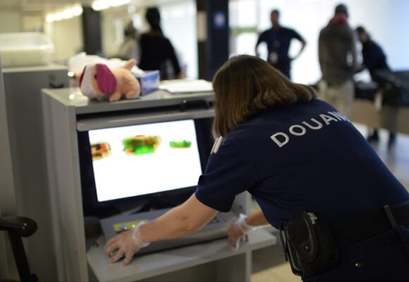 Le service des Douanes installe un contrôle aux arrivées de l'aéroport d’Orly pour tenter d'intercepter des mules, ces hommes et ces femmes qui ingèrent des ovules de cocaïnes provenant de Guyane à destination de l'Europe. Photo : Jérôme Mars / JDD / Sipa