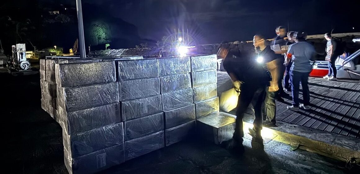 Un important chargement de cigarettes de contrebande, a été saisi par les douaniers lors d'une opération conjointe avec la gendarmerie sur la plage de Grande Anse à Deshaies le 28 novembre 2025. Photo : Gendarmerie de Guadeloupe