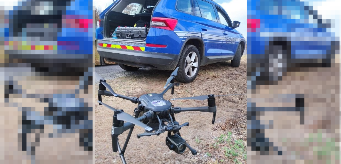Gros plan sur un drone professionnel équipé d'une caméra, utilisé par la gendarmerie pour des opérations de surveillance nocturne. Photo : Gendarmerie de Guadeloupe