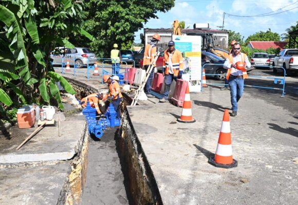 Travaux de remplacement des canalisations d'eau potable dans le quartier Petit-Pérou aux Abymes, le 2O janvier avec un chantier de 1,8 million qui doit mettre fin aux coupures d'eau récurrentes dans le secteur. Photo : Conseil Départemental de La Guadeloupe