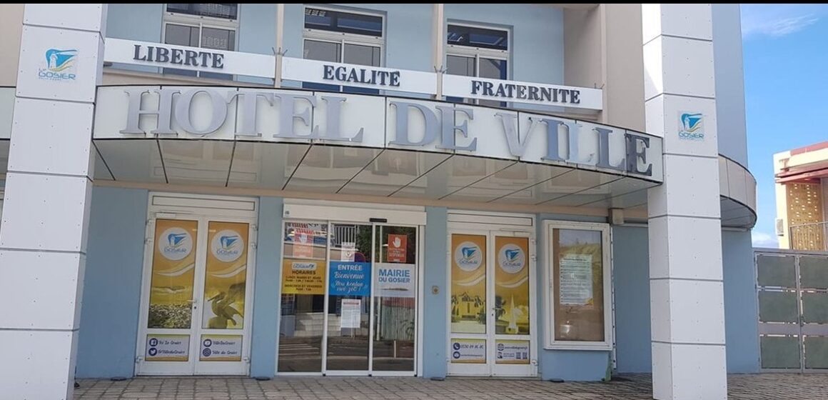Portes closes à la mairie du Gosier le 13 janvier 2026. La fermeture des services d'état civil et des élections pour un deuil municipal a mis en lumière un défaut d'organisation. Photo d’illustration : Ici Le Gosier