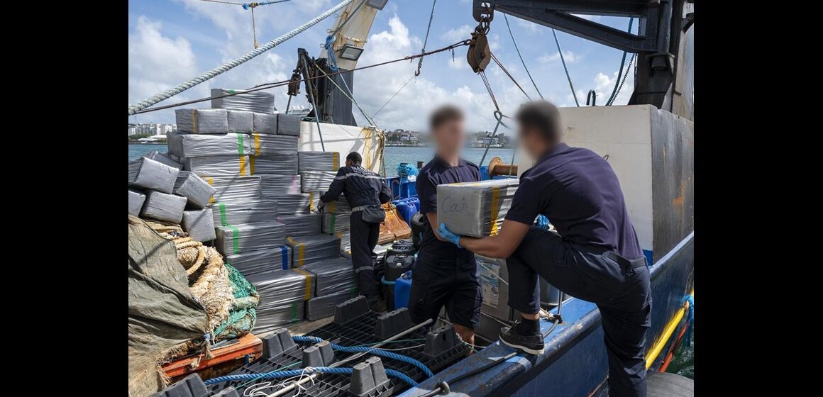 Le débarquement des 138 ballots de cocaïne saisis, à Fort-de-France en Martinique. Les 4,2 tonnes ont été interceptées en mer le 14 décembre par la Marine nationale. Photo : Forces armées aux Antilles