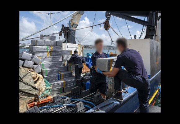 Le débarquement des 138 ballots de cocaïne saisis, à Fort-de-France en Martinique. Les 4,2 tonnes ont été interceptées en mer le 14 décembre par la Marine nationale. Photo : Forces armées aux Antilles