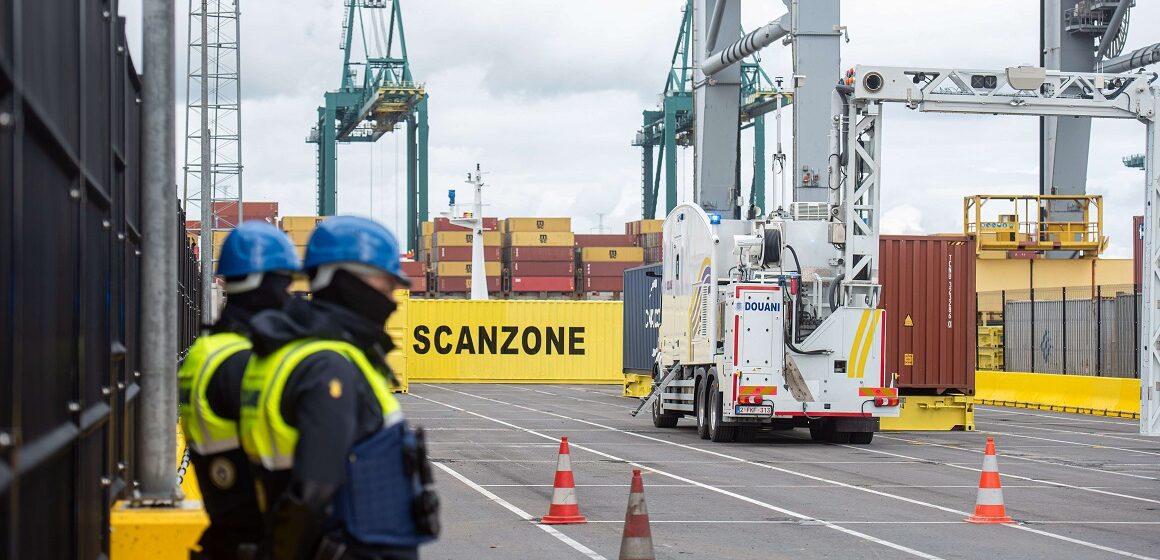 Un scanner utilisé pour inspecter les conteneurs est présenté lors d'un point presse de l'administration des douanes concernant les saisies de drogue du premier semestre 2025 au port d'Anvers en Belgique, lundi 07 juillet 2025 à Doel. Photo : Shutterstock / Sipa