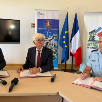 Signature de la convention entre la gendarmerie nationale et l’Association des Maires de Guadeloupe présidée par Jocelyn Sapotille, ce mardi 13 janvier à Basse-Terre, sous l’égide du préfet Thierry Devimeux. Photo : Préfecture de Guadeloupe