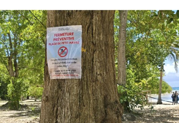 Le panneau de fermeture de la plage de Petit-Havre au au Gosier, en avril 2025. La baignade y a été interdite en raison d'une pollution liée au dysfonctionnement de l'assainissement. Photo : Ici le Gosier