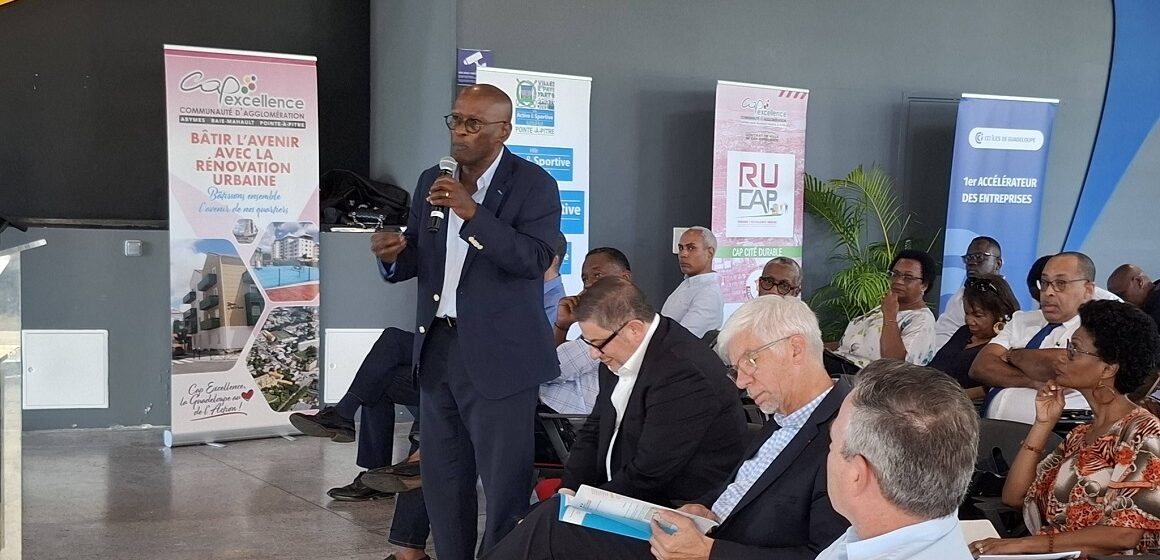 Le maire de Pointe-à-Pitre, Harry Durimel (micro), et le préfet de la région, Thierry Devimeux, lors du séminaire consacré au Renouvellement urbain de Cap excellence les 30 et 31 janvier 2026 au Mémorial acte. Photo : Ville de Pointe-à-Pitre